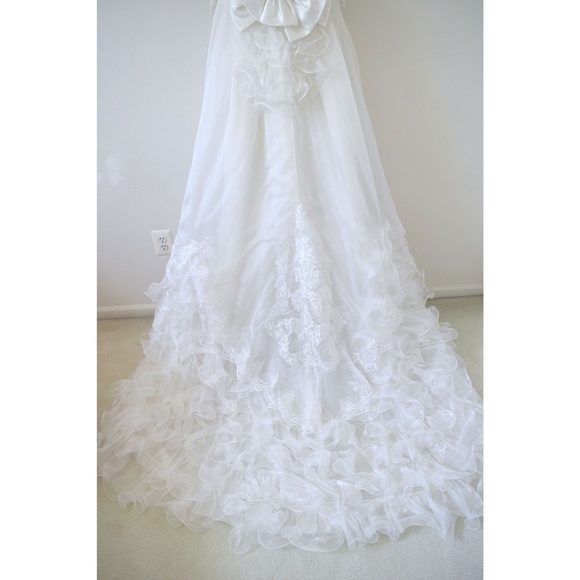 Beautiful Vintage Lace Long-Sleeve Wedding Gown - Picture 8 of 9